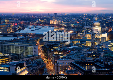 London-Ansicht West in Richtung der Stadt, die Themse und die St. Pauls Kathedrale. Stockfoto