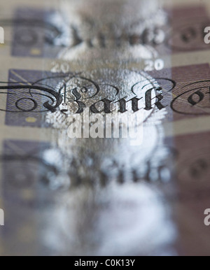 Zwanzig Pfund Sterling-Noten bei der Bank of England darauf geschrieben werden für ein Foto eingerichtet Stockfoto