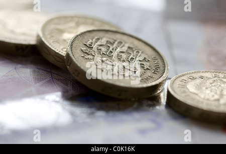 Zwanzig Pfund Sterling-Noten und ein Pfund-Münzen sind für ein Foto einrichten Stockfoto