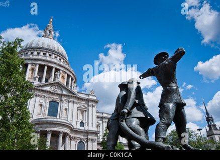 Denkmal für Londons Feuerwehrleute im zweiten Weltkrieg in der St. Pauls Cathedral. England. Stockfoto