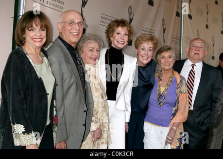 Gavin MacLeod, Cloris Leachman, Mary Tyler Moore, Betty White, Valerie Harper & Ed Asner ATAS Honors Betty angekommen Stockfoto