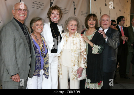 Gavin MacLeod, Cloris Leachman, Mary Tyler Moore, Betty White, Valerie Harper & Ed Asner ATAS Honors Betty angekommen Stockfoto