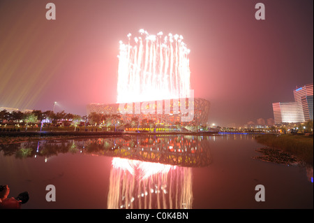 Feuerwerk explodieren über das Nationalstadion, bekannt als Vogelnest, während der Eröffnungsfeier der Beijing 2008 Olympischen Stockfoto