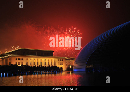 Feuerwerk explodieren über große Nationaltheater während der Eröffnungsfeier von Peking 2008 Olympische Spiele Peking, China Stockfoto