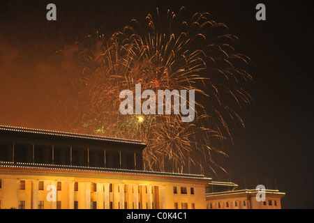 Feuerwerk explodieren über große Nationaltheater während der Eröffnungsfeier von Peking 2008 Olympische Spiele Peking, China Stockfoto