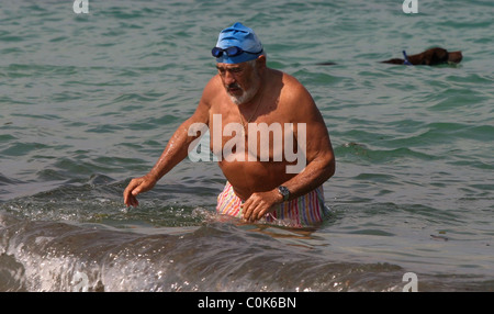 Mario Adorf Schwimmen am Pampelonne Strand St. Tropez, Frankreich - 27.07.08 Stockfoto