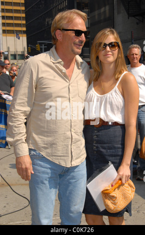 Kevin Costner und Tochter Lily Costner außerhalb Ed Sullivan Theater für die "Late Show With David Letterman" New York City Stockfoto