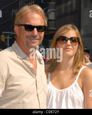 Kevin Costner und Tochter Lily Costner außerhalb Ed Sullivan Theater für die "Late Show With David Letterman" New York City Stockfoto