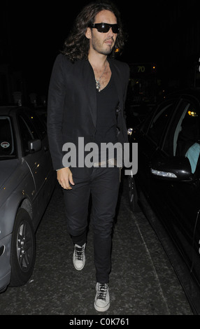 Russell Brand Ankunft im Boujis Nightclub in South Kensington, wo er mit Adam Sandler gefeiert haben. Adam und Russell angekommen Stockfoto