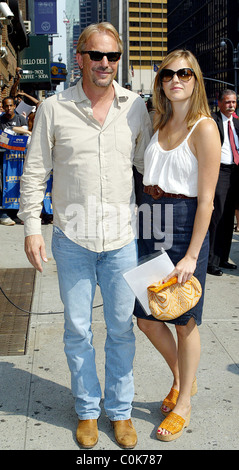 Kevin Costner und Tochter Lily Costner außerhalb Ed Sullivan Theater für die "Late Show With David Letterman" New York City Stockfoto