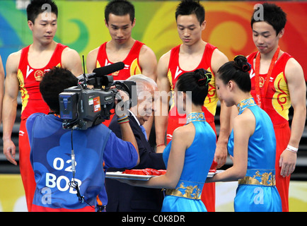 Chinas Chen Yibing, Huang Xu, Li Xiaopeng, Xiao Qin, Wei Yang und Zou Kai China gewinnt die Goldmedaille im Herren team Stockfoto