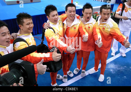 Chinas Chen Yibing, Huang Xu, Li Xiaopeng, Xiao Qin, Wei Yang und Zou Kai China gewinnt die Goldmedaille im Herren team Stockfoto