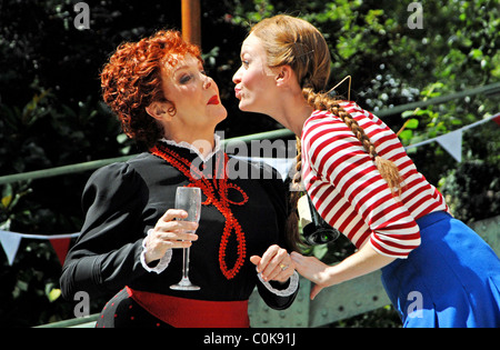 Millicent Martin und Lisa O' Hare Gigi - Photocall Gigi, Timothy Sheader Regie und Choreographie: Olivier Award winning Stockfoto