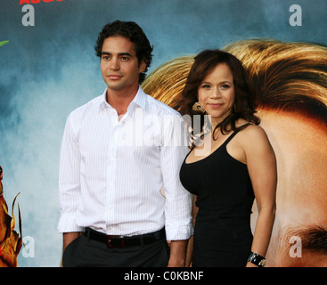 Rosie Perez und Gast im Mann Village Theater Westwood, California statt Los Angeles-Premiere von "Ananas Express"- Stockfoto