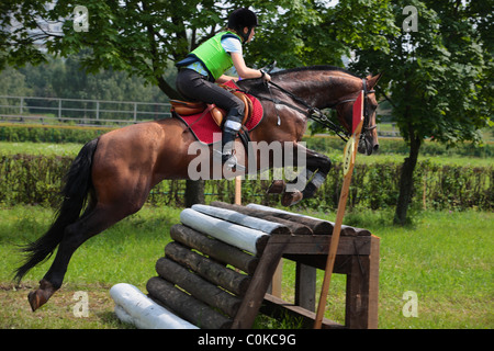 Ein Pferd, einen Sprung zu löschen. Dreitägige Veranstaltung Stockfoto