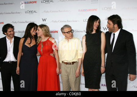 Chris Messina, Penelope Cruz, Scarlett Johansson, Woody Allen, Rebecca Hall und Javier Bardem Ankunft bei der LA Premiere Stockfoto