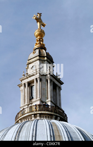 VEREINIGTES KÖNIGREICH. STATUEN UND ASPEKTE DER ST. PAULS KATHEDRALE IN LONDON Stockfoto