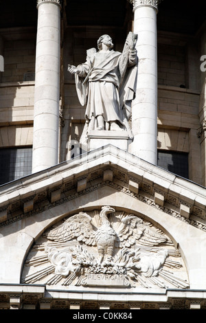 VEREINIGTES KÖNIGREICH. STATUEN UND ASPEKTE DER ST. PAULS KATHEDRALE IN LONDON Stockfoto