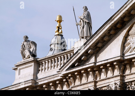 VEREINIGTES KÖNIGREICH. STATUEN UND ASPEKTE DER ST. PAULS KATHEDRALE IN LONDON Stockfoto