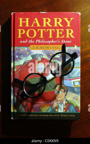 seltene Erstausgabe von JK Rowlings Harry Potter und der Stein der weisen. Stockfoto