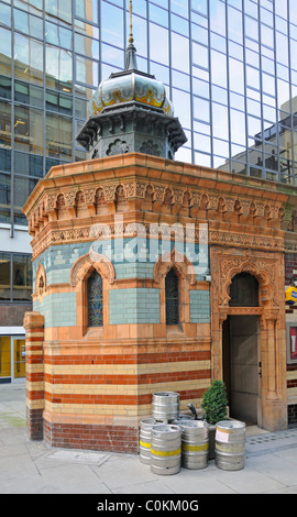 London, England, Vereinigtes Königreich. Das Badehaus, Bishopsgate Kirchhof: ursprünglich viktorianischen türkisches Bad (1895) jetzt Weinbar und Restaurant Stockfoto