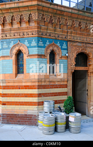 London, England, Vereinigtes Königreich. Das Badehaus, Bishopsgate Kirchhof: ursprünglich viktorianischen türkisches Bad (1895) jetzt Weinbar und Restaurant Stockfoto