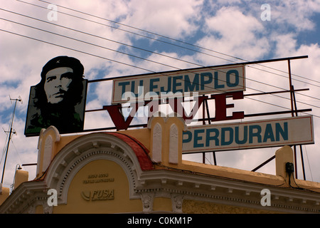 Einer der vielen Plakatwänden in Kuba Che Guevara Vergötterung Stockfoto