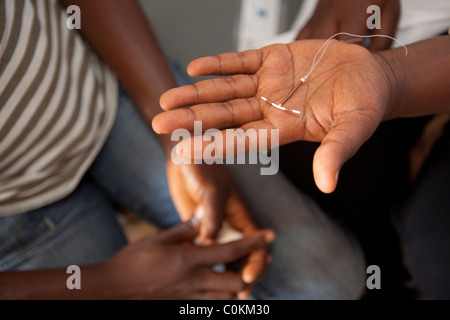 Eine Hebamme spricht über ein Intrauterinpessar mit einem Patienten in einer Klinik der reproduktiven Gesundheit in Yaounde, Kamerun, Westafrika. Stockfoto