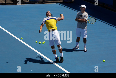 Rafael Nadal Training mit seinem Trainer Onkel Toni Nadal bei den Australian Open Tennis Stockfoto