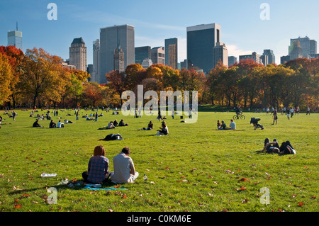 Menschen, die genießen Sheep Meadow im Central Park in New York City - November 2010 Stockfoto