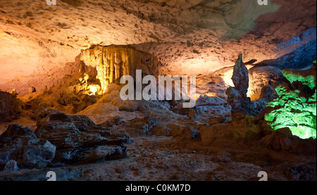 Hängen Sung Sot Grotte (Überraschung Grotte) von Ha Long Bay Stockfoto