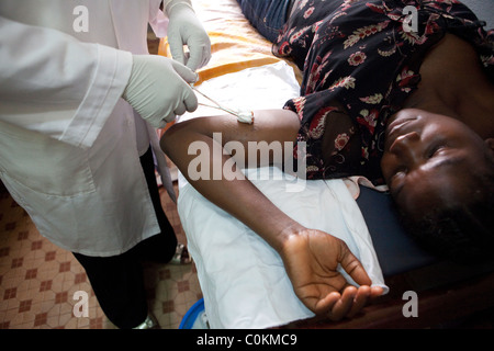 Eine Frau erhält eine hormonelle Implantat (Jadelle) in einer Klinik der reproduktiven Gesundheit in Yaounde, Kamerun, Westafrika. Stockfoto
