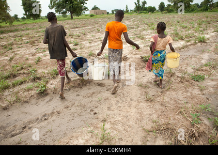 Mädchen holen Wasser aus einem Dorf in Safo, Mali, Westafrika. Stockfoto