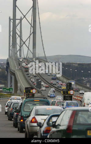 Die Forth Road Bridge langer Stau Stockfoto