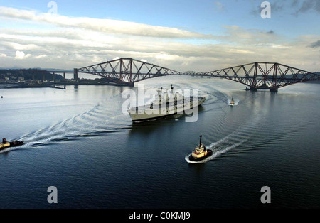 Flugzeugträger der HMS Ark Royal, die unter die vierte Schiene Brücke auf dem Weg nach Rosyth Dock Yard. Stockfoto