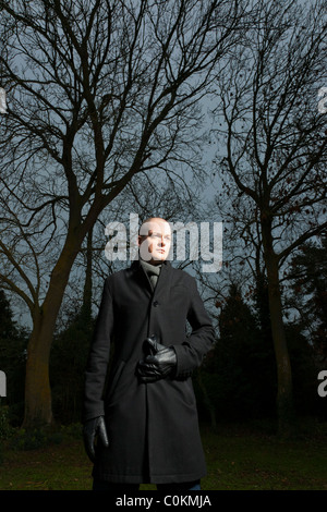 junger Mann im Freien in der Dämmerung Stockfoto