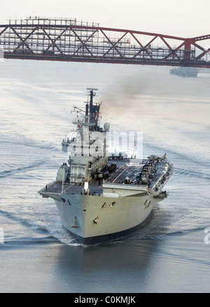 Flugzeugträger der HMS Ark Royal, die unter die vierte Schiene Brücke auf dem Weg nach Rosyth Dock Yard. Stockfoto