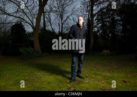 junger Mann im Freien in der Dämmerung Stockfoto