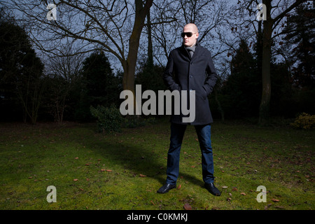 junger Mann im Freien in der Dämmerung Stockfoto