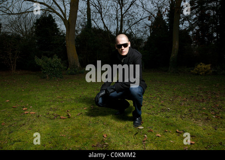 junger Mann im Freien in der Dämmerung Stockfoto