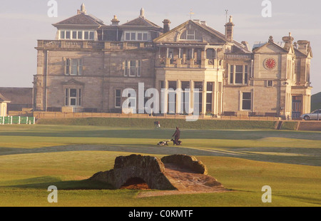 St Andrews Old Course, Golfplatz in St. Andrew.Pictured Mann zu Fuß seine Hunde mit dem alten Kurs Clubhaus Stockfoto