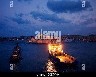 Abendstimmung mit Fisch-Trawler und Fort St. Angelo, Malta Stockfoto