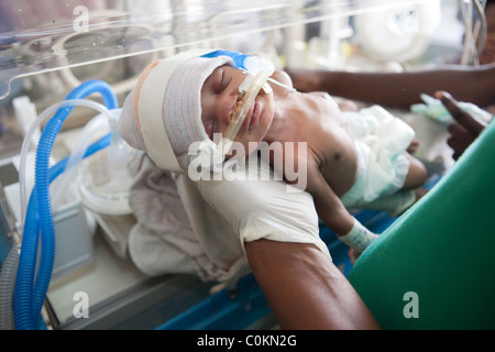 Ein Frühgeborenes erhält Pflege Pflege Baby Spezialeinheit im Mulago Hospital in Kampala, Uganda. Stockfoto