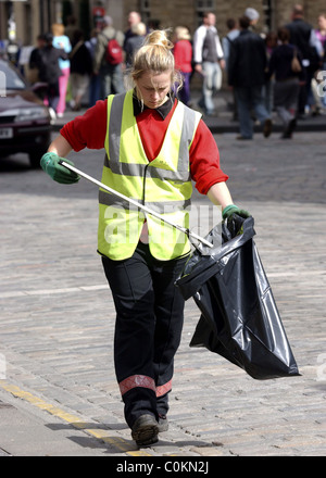 Wurf während des Edinburgh Festivals. Abgebildete Stadt des Edinburgh Rates (Müll Busters) Stockfoto