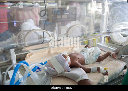 Ein Frühgeborenes erhält Pflege Pflege Baby Spezialeinheit im Mulago Hospital in Kampala, Uganda. Stockfoto