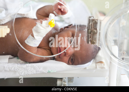 Ein Frühgeborenes erhält Pflege Pflege Baby Spezialeinheit im Mulago Hospital in Kampala, Uganda. Stockfoto