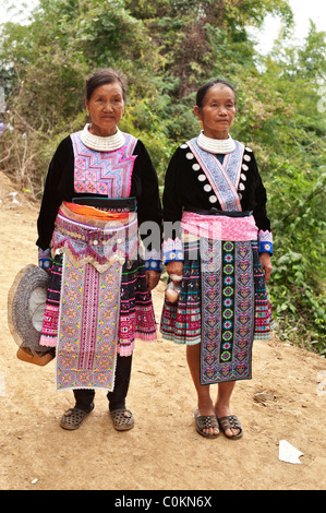 Zwei traditionell gekleideten Hmong Frauen an ein Neujahrsfest im Hung Saew Village, Chiang Mai, Thailand. Stockfoto