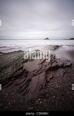 Lange Exposition zeigt die Unschärfe des sich bewegenden Wellen am Strand wembury Stockfoto