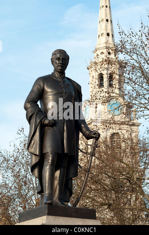 Statue von Sir Henry Havelock am Trafalgar Square in London, mit St. Martin in den Bereichen Kirche Stockfoto
