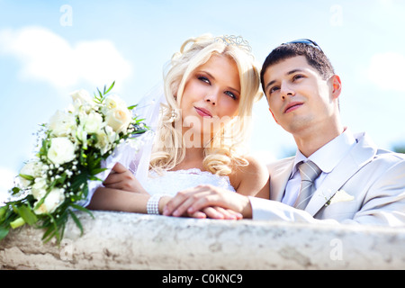 Junge Hochzeit paar Porträt. Helle weiße Farben. Stockfoto